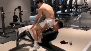 在健身房和直男锻炼高清播放