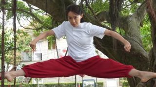 张小斐《功夫女足》悬空一字马花絮曝光，上一秒称不太行，下一秒震惊导演