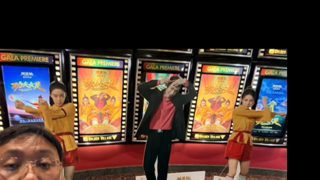 新加坡功夫女足首映礼，大哥还跟热巴的立牌一起合影了，这个立牌热巴还挺可爱不一样的萌哈哈高清播放